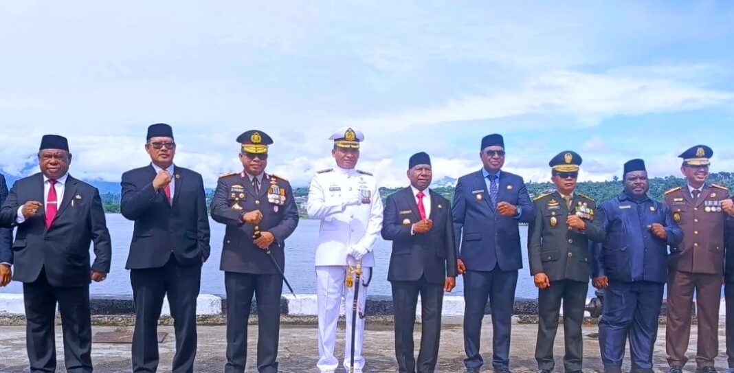 Gubernur Dominggus Mandacan memimpin prosesi tabur bunga di Dermaga Biryosi Gubernur Papua Barat Dominggus Mandacan tabur bunga di laut HUT RI ke-80
