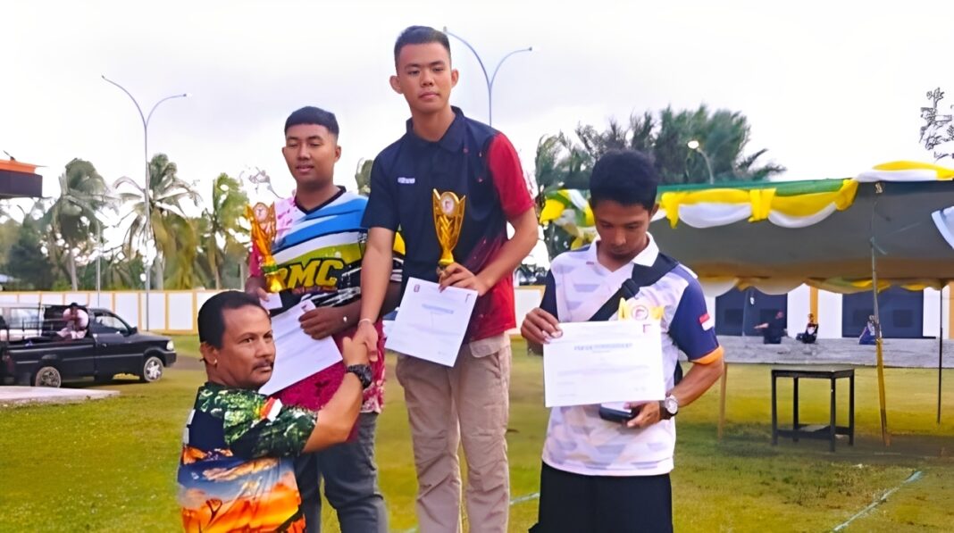Juara Lomba Menembak Perbakin Kaimana Penyerahan trofi juara lomba menembak Perbakin Kaimana