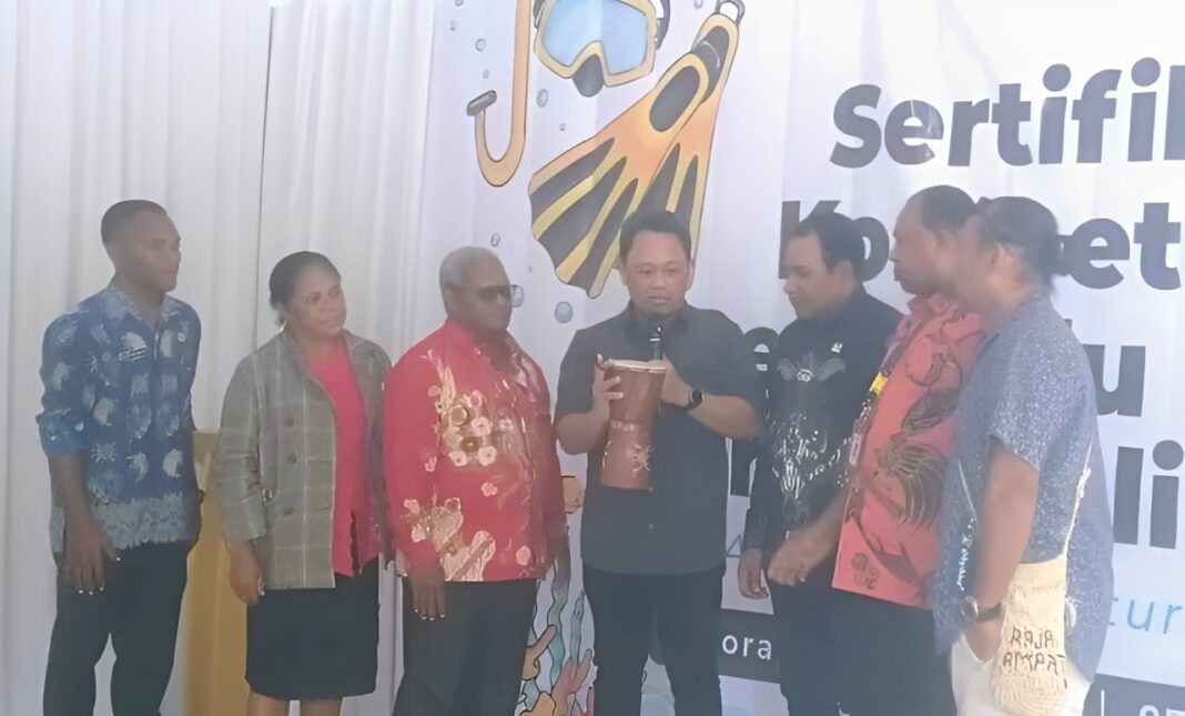 Latih OAP Jadi Pemandu Selam Bersertifikat Internasional