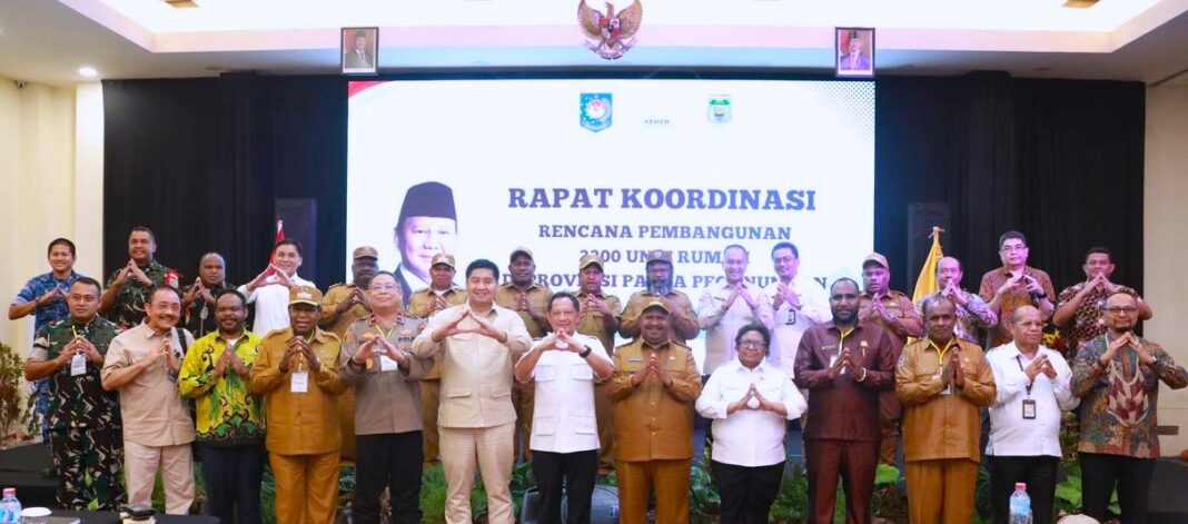 Mendagri Tito Karnavian dan Menteri PKP Maruarar Sirait memimpin rapat koordinasi percepatan pembangunan rumah di Papua Pegunungan. Mendagri Tito Karnavian bersama Menteri PKP Maruarar Sirait saat memimpin Rakor di Wamena membahas pembangunan 2.200 rumah di Papua Pegunungan.