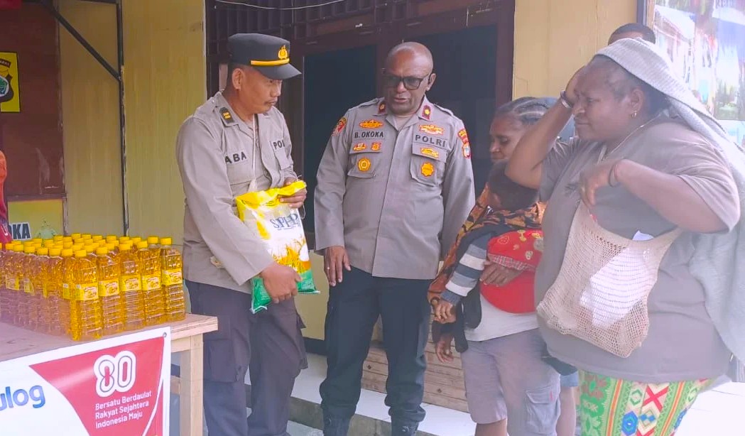 Warga antusias belanja di Gerakan Pangan Murah Polres Pegunungan Arfak