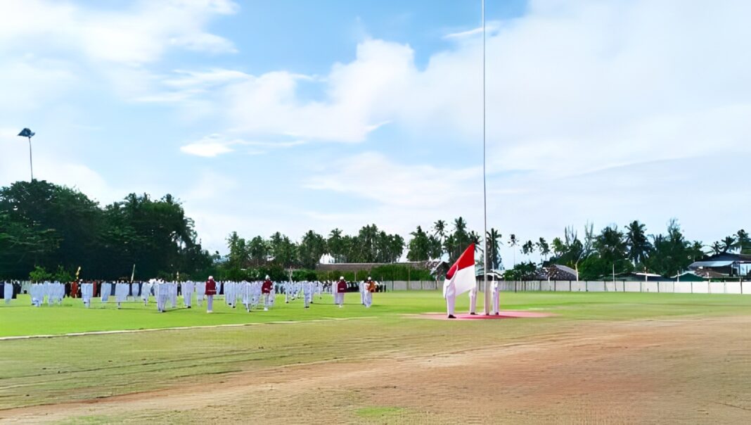 Paskibraka Kaimana sukses kibarkan bendera merah putih pada upacara HUT RI ke-80 di Stadion Triton. (1) Foto memperlihatkan Pasukan Pengibar Bendera Pusaka (Paskibraka) Kabupaten Kaimana saat mengibarkan bendera merah putih dalam upacara HUT RI ke-80 di Stadion Triton.