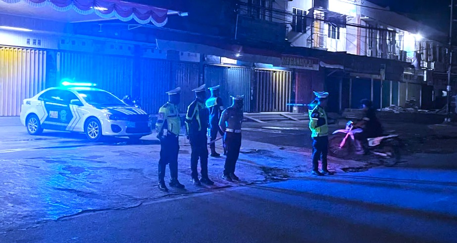 Blue Light Patrol Ditlantas Polda Papua Barat menjaga keamanan lalu lintas di kawasan Wosi AMD, Manokwari.