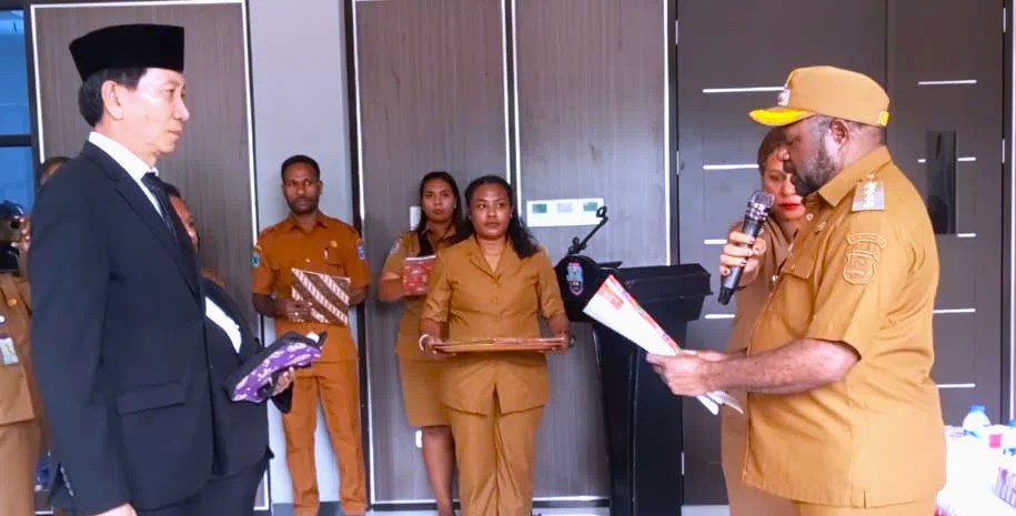 Pelantikan dr Hengky Tewu sebagai Asisten II Setda Mansel Bupati Bernard Mandacan melantik dr Hengky Tewu sebagai Asisten II Setda Mansel