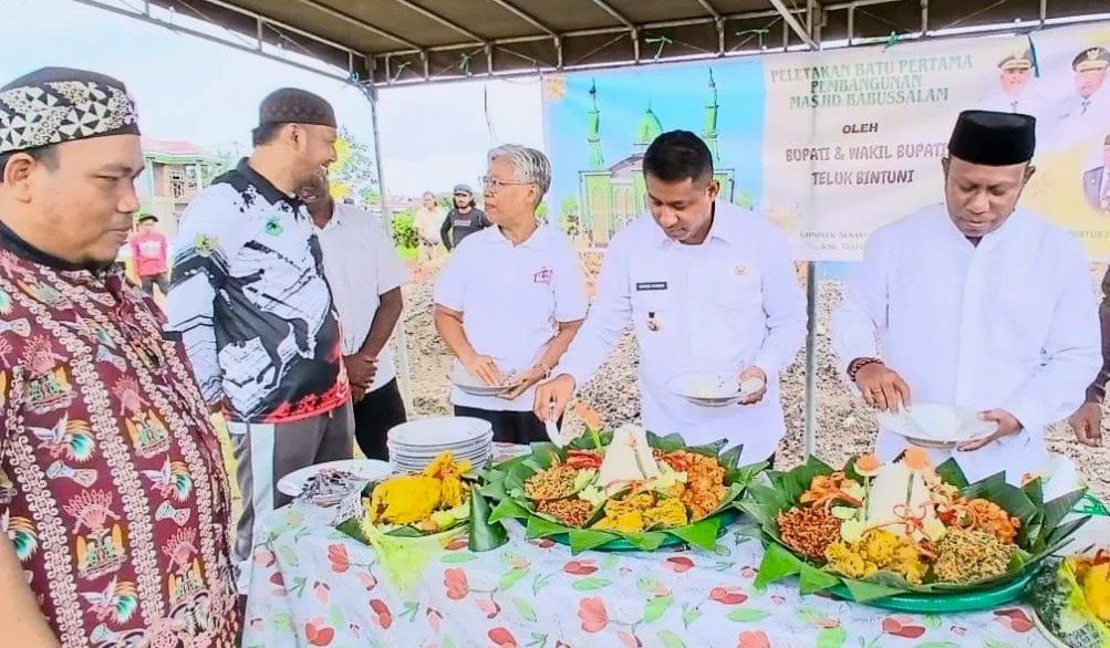 Peletakan Batu Pertama Masjid Babussalam Teluk Bintuni Bupati Teluk Bintuni peletakan batu pertama Masjid Babussalam