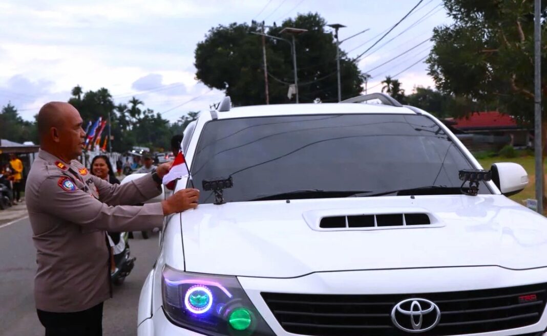 Pembagian Bendera Merah Putih oleh Polres Mansel di Ransiki Polres Manokwari Selatan Bagikan Bendera Merah Putih di Ransiki
