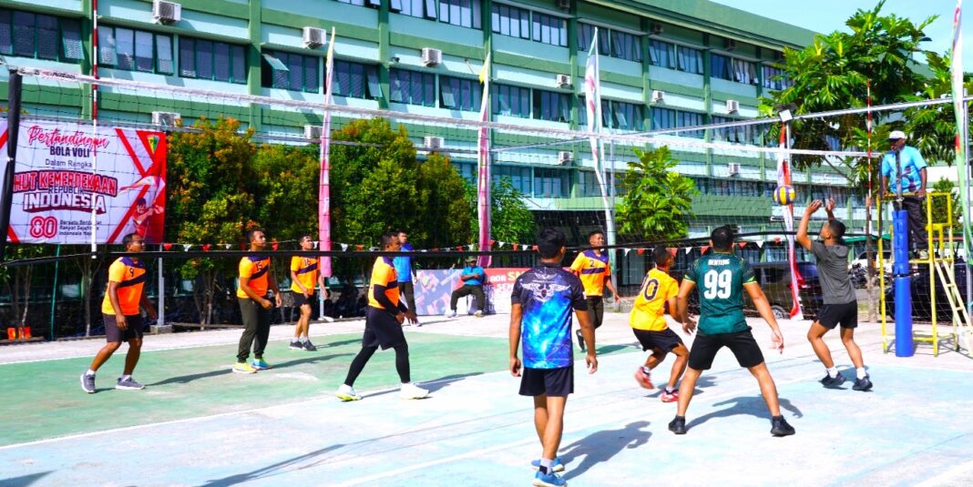 Kasdam XVIII/Kasuari, Brigjen TNI Dian Hardiana, membuka lomba HUT RI ke-80 yang diikuti prajurit, ASN, Persit, dan anak-anak dengan penuh semangat.