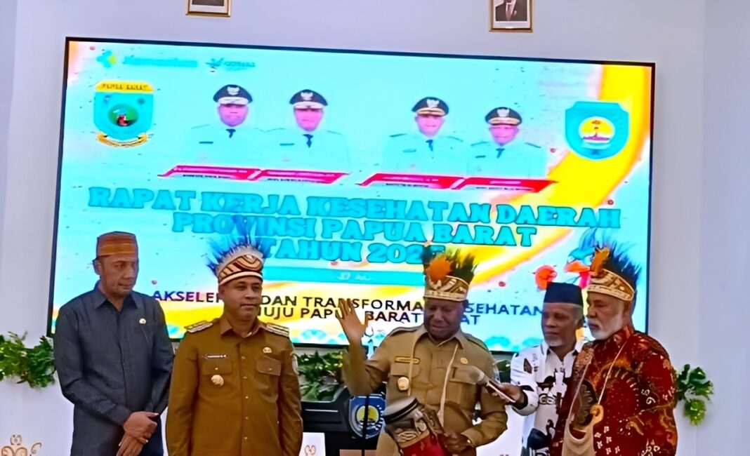 Gubernur Papua Barat Dominggus Mandacan membuka Rakerkesda 2025 di Teluk Bintun