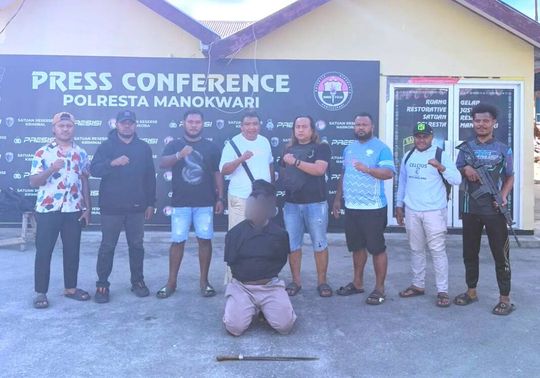 Petugas Tekab Polresta Manokwari saat mengamankan pelaku penganiayaan