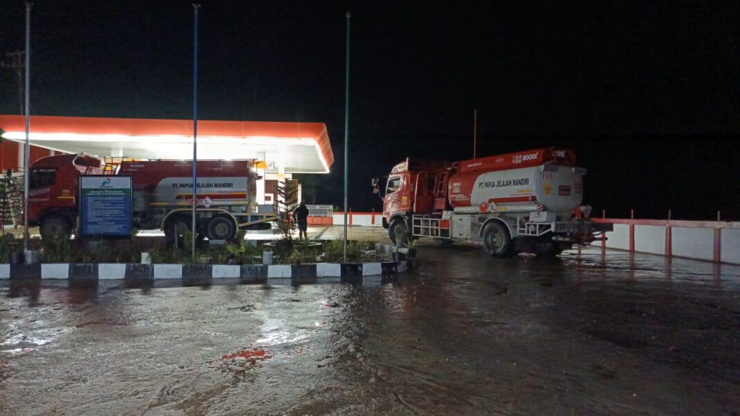 Pertamina distribusi BBM Papua Tengah kembali normal pasca longsor Mobil tangki Pertamina kembali menyalurkan BBM di Papua Tengah usai jalur Trans Nabire dibuka.