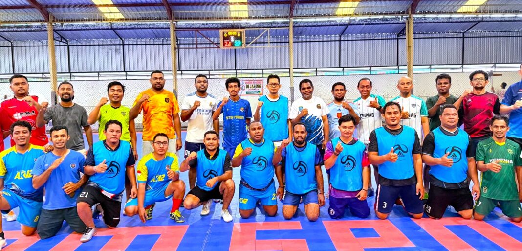 Pertandingan Futsal Persahabatan PWI vs Kemenag Papua Barat Tim PWI Papua Barat dan Kemenag Papua Barat saat laga futsal persahabatan