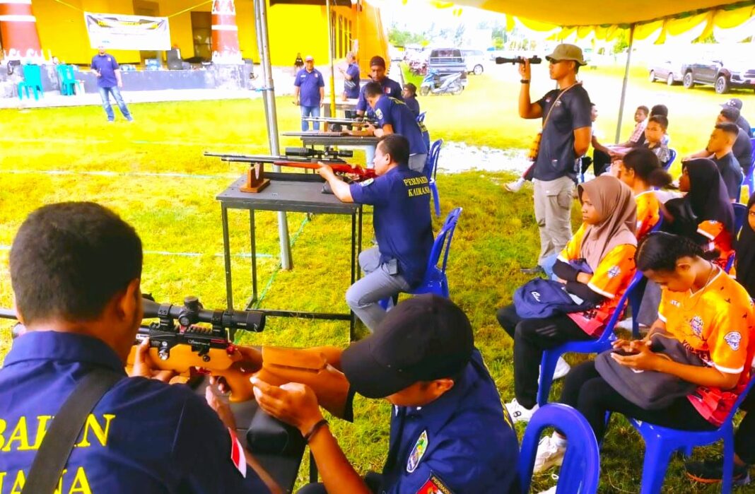Peserta Lomba Menembak PERBAKIN Kaimana 2025 Peserta Lomba Menembak PERBAKIN Kaimana 2025 Sedang Membidik