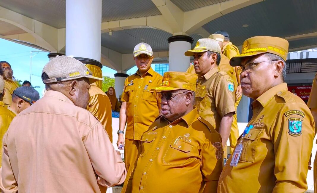 Ali Baham Temongmere saat memberikan penjelasan terkait lelang jabatan eselon II di Papua Barat.