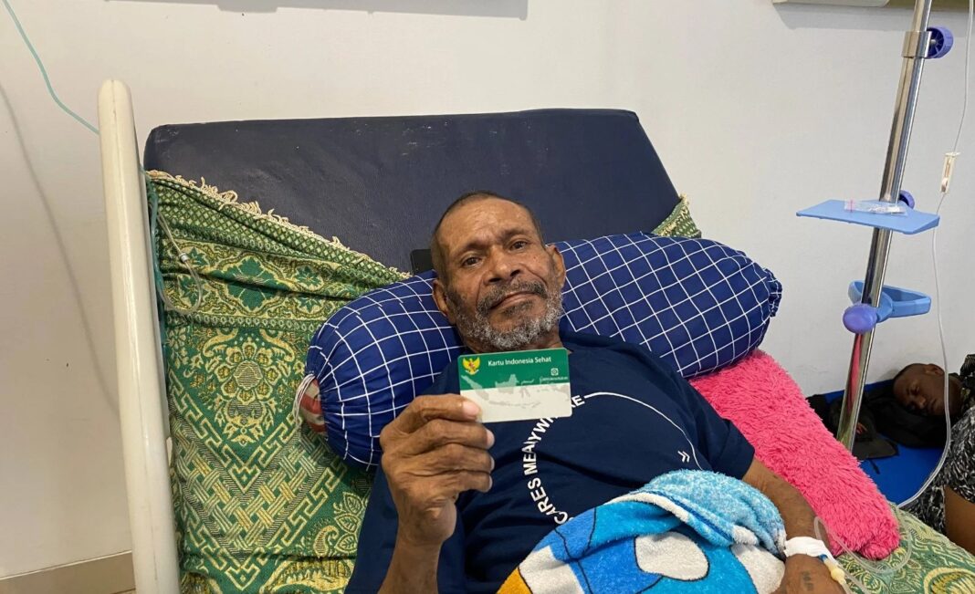 alami infeksi paru pria lansia1