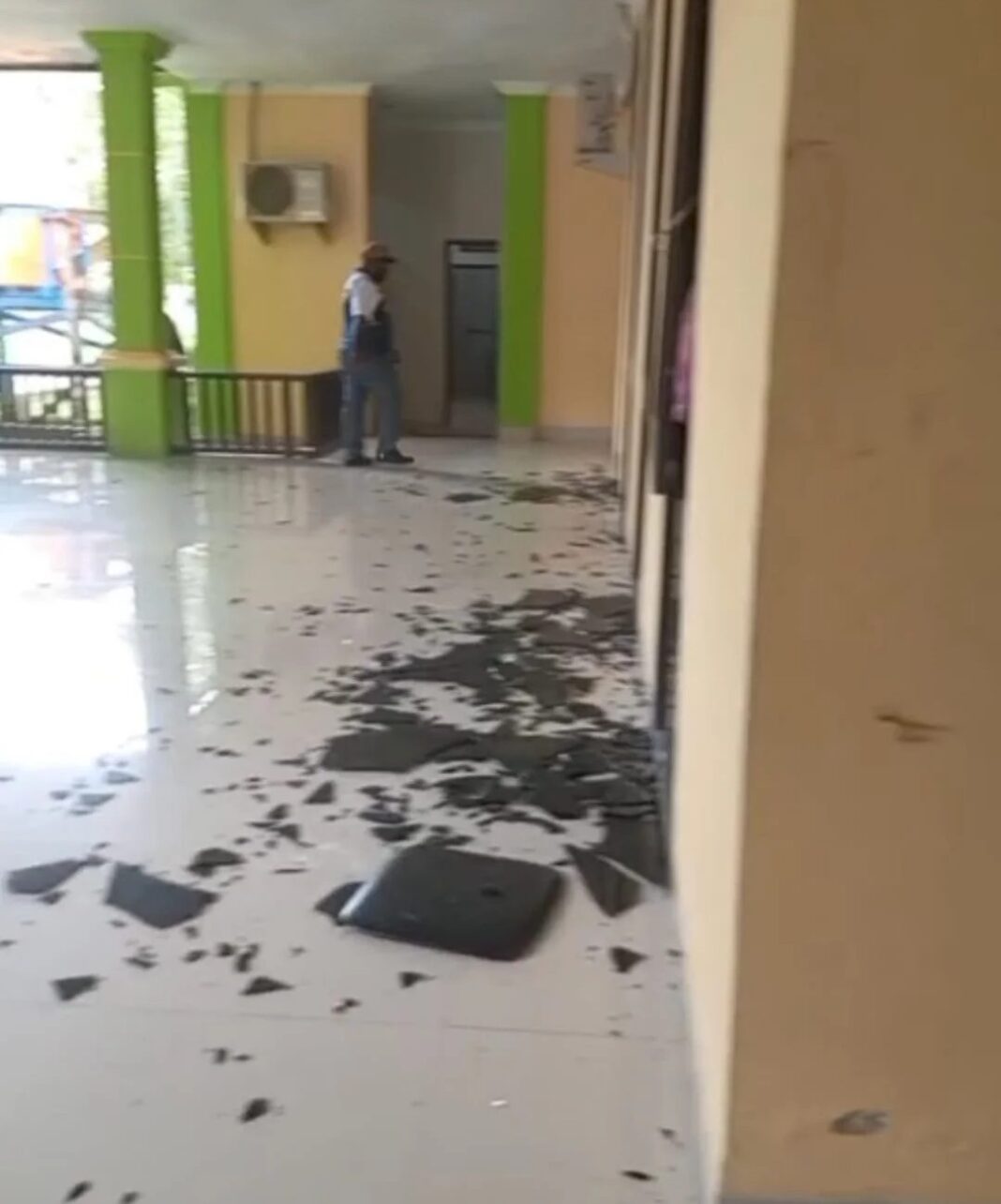 rusak fasilitas kantor dpmk1