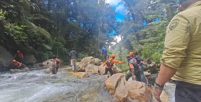 hari kedua pencarian korban hanyut air terjun1