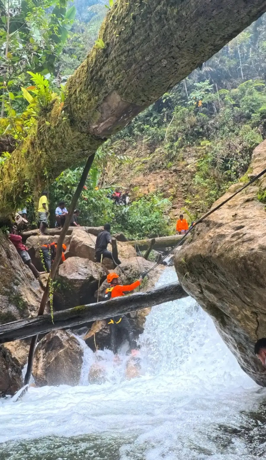 korban hanyut diarir terjun1